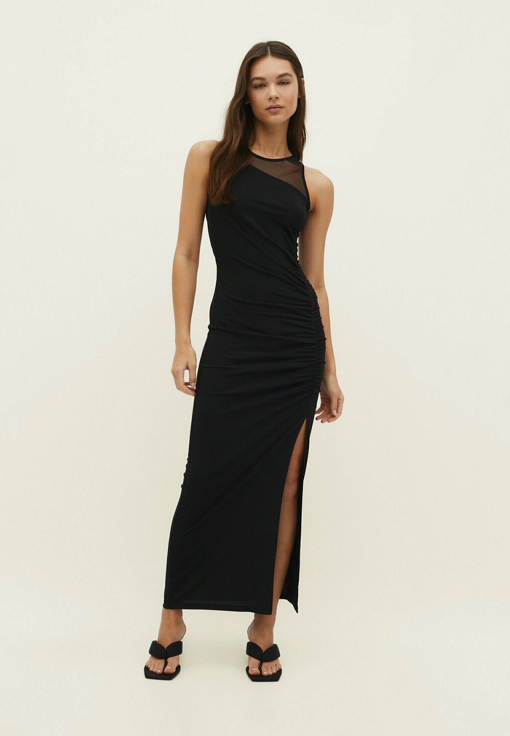 

Длинное платье Stradivarius, черный