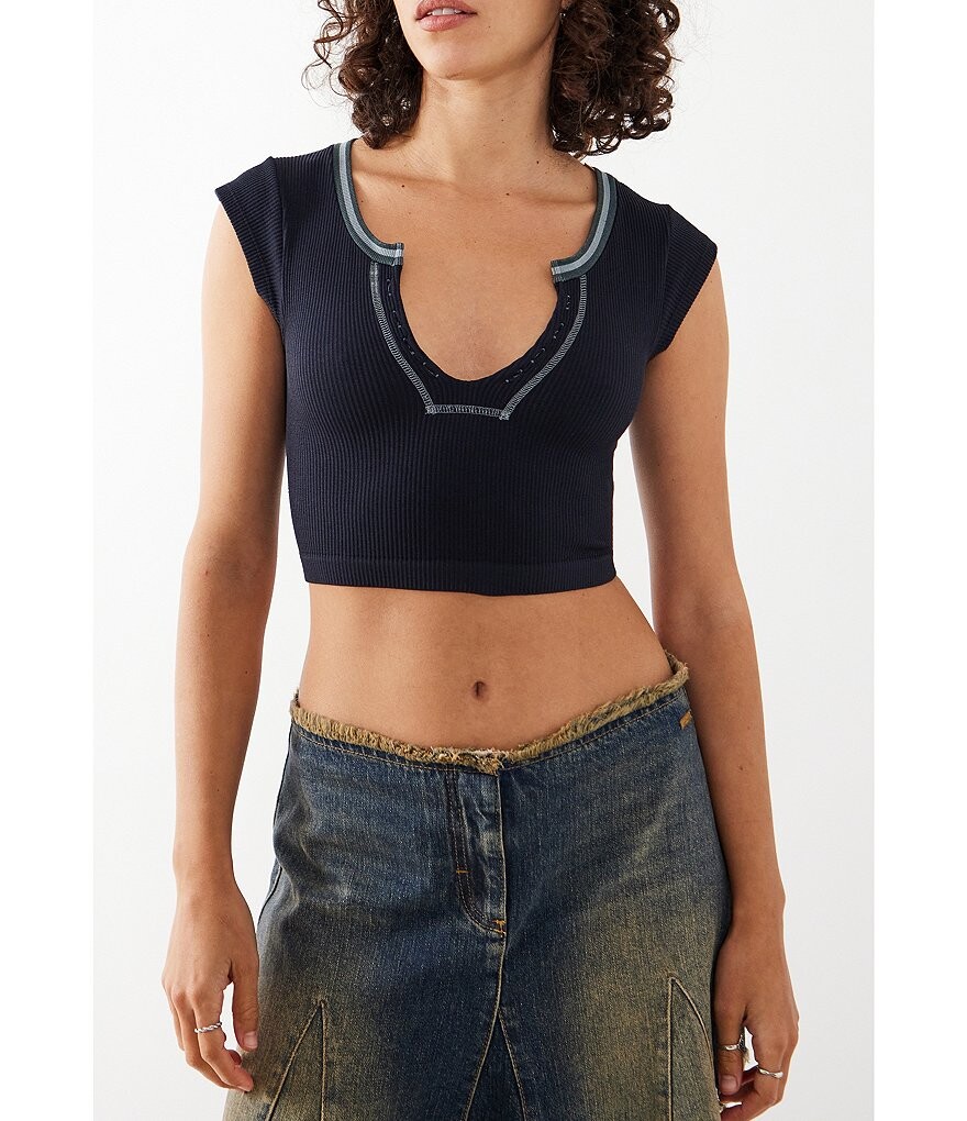 

BDG Urban Outfitters выбирает золотой укороченный топ с короткими рукавами, черный