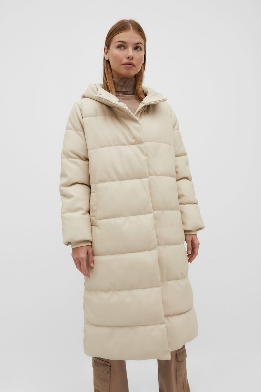 

Длинный пуховик из искусственной кожи Stradivarius, экрю