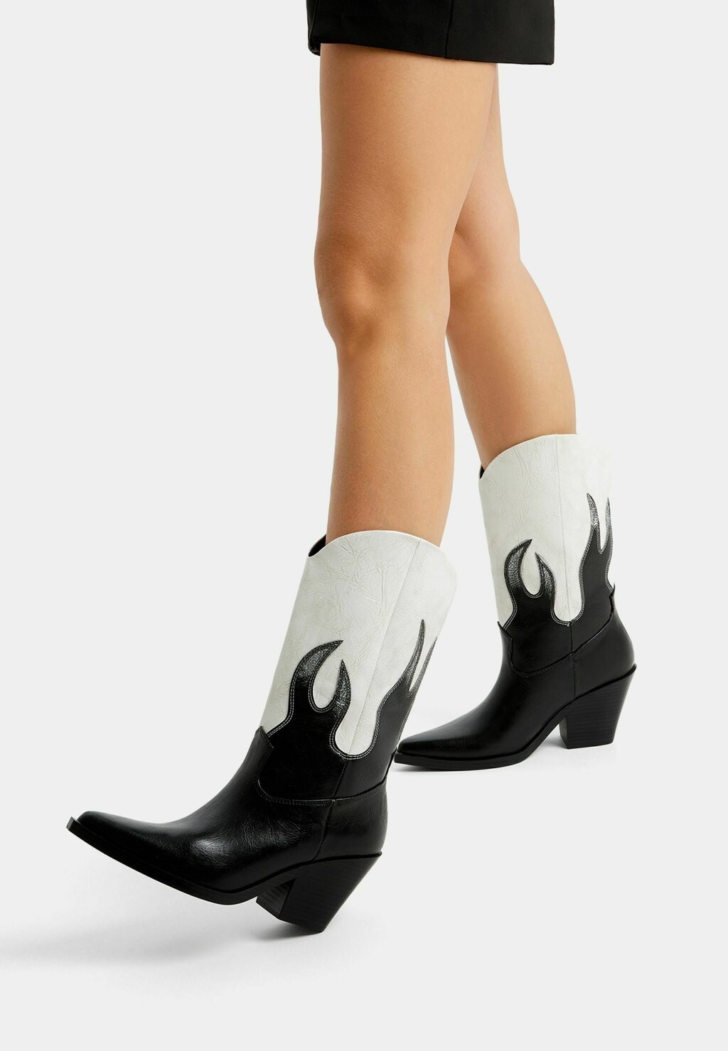 

Ковбойские/байкерские ботильоны CONTRAST HIGH HEEL WITH FLAME DETAILS Bershka, цвет white/black