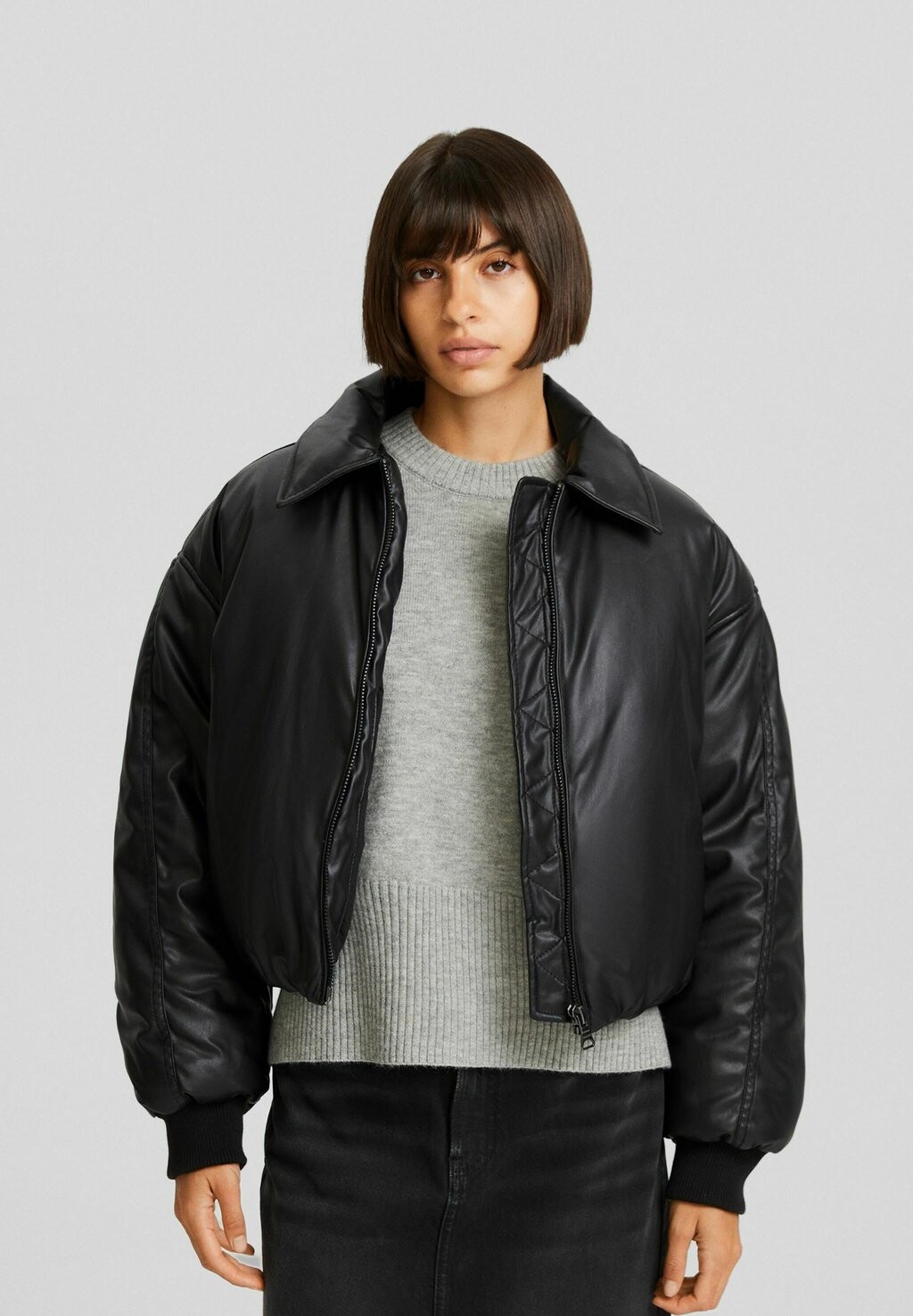 

Куртка из искусственной кожи Cropped Puffer Collar Bershka, черный