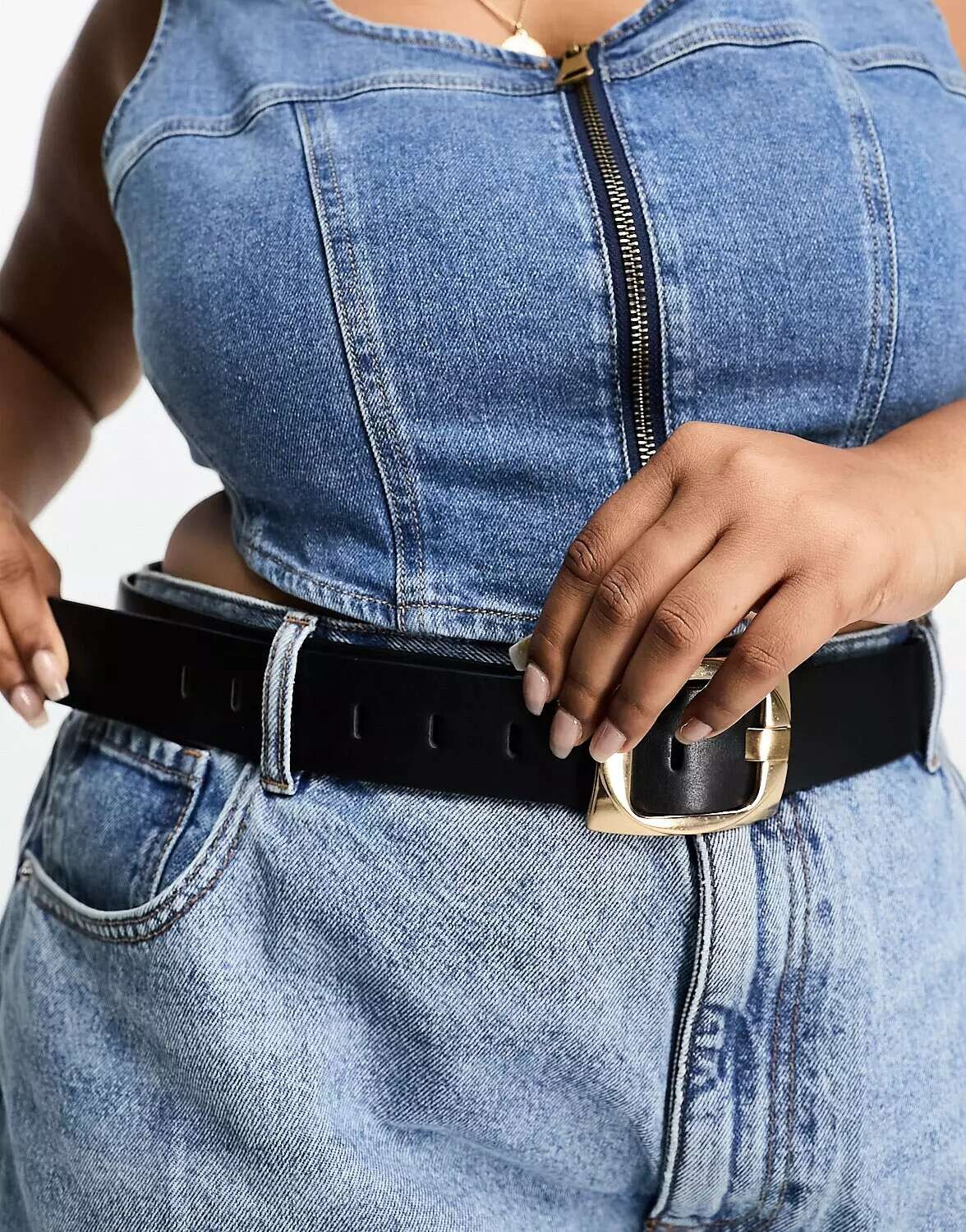 

Черный массивный ремень с золотой пряжкой ASOS DESIGN Curve - BLACK