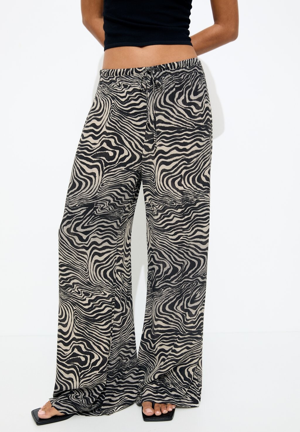

Тканевые брюки ANIMAL WIDE PULL&BEAR, черный