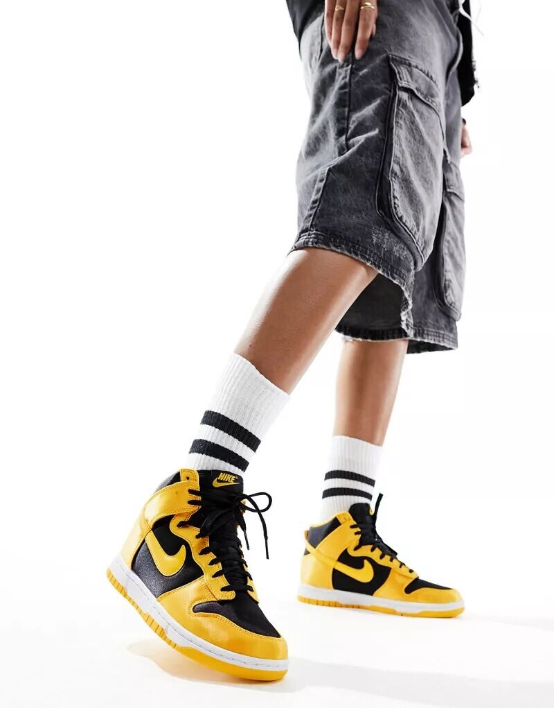 

Черно-золотые кроссовки Nike Dunk Twist High