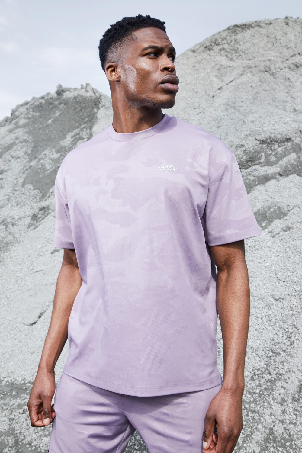 

Мужская футболка оверсайз performance active camo Boohoo, фиолетовый