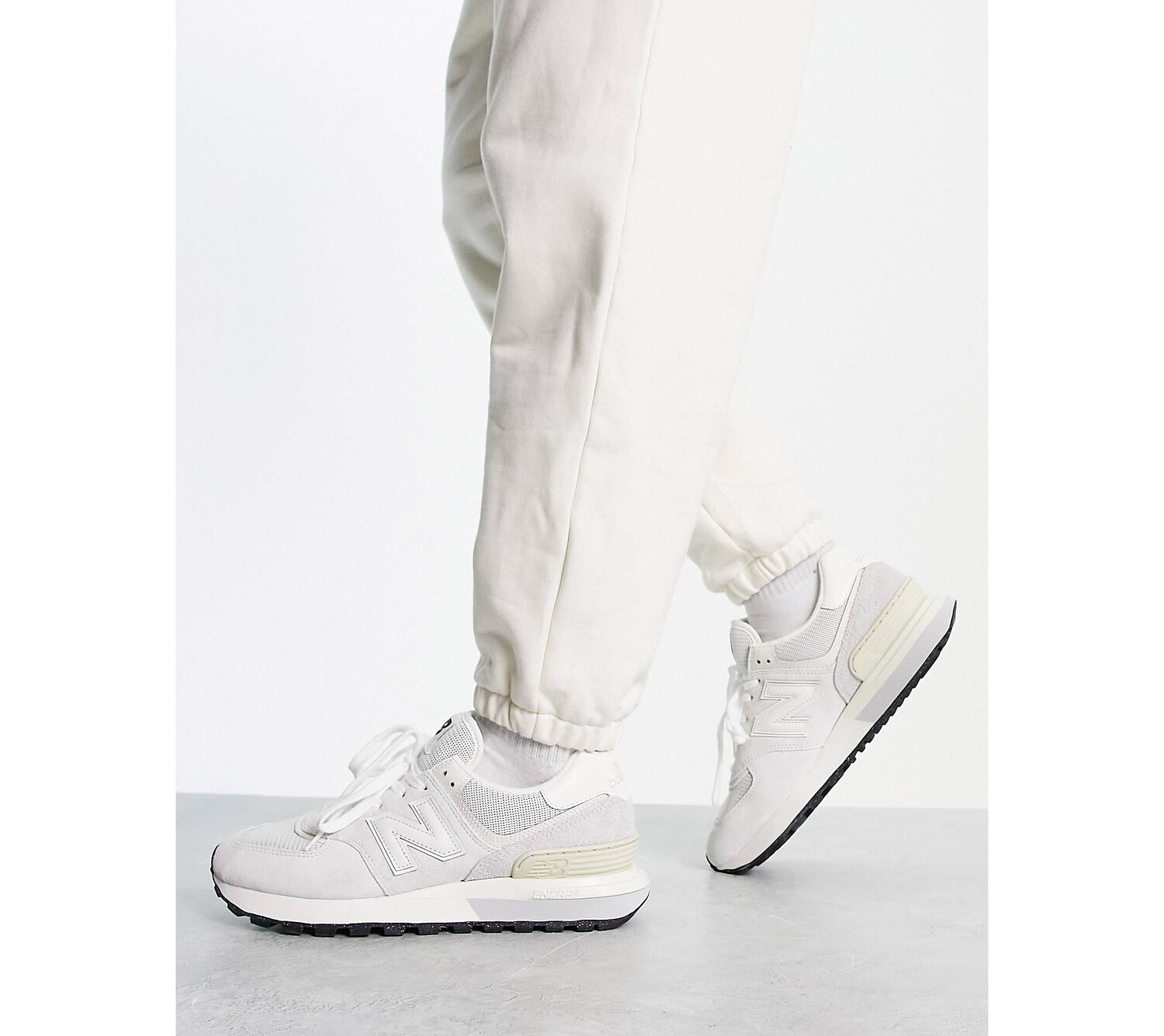 

Бело-серые кроссовки New Balance 574, Серый