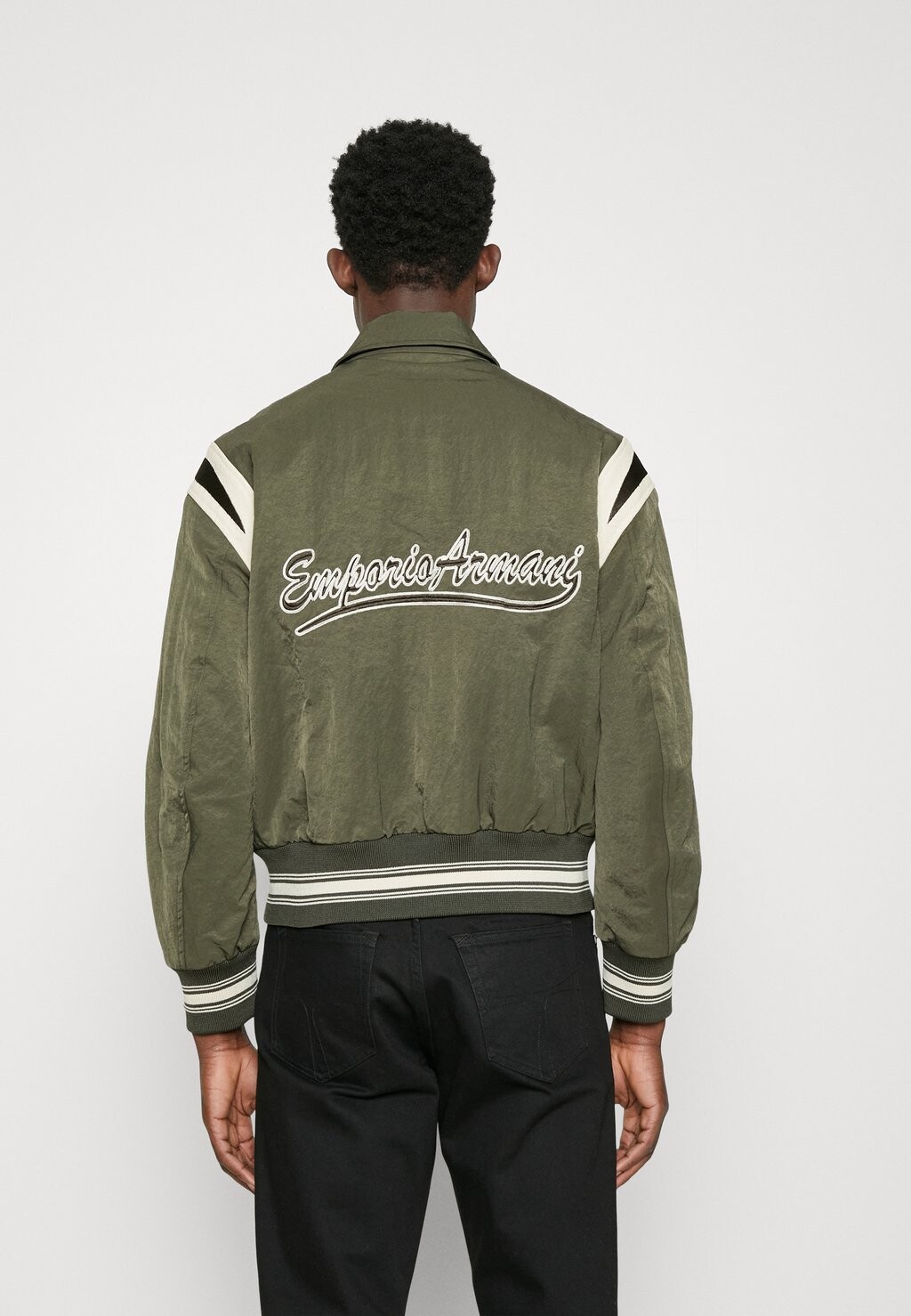 

Куртка Chaquetas Emporio Armani, цвет verde foresta