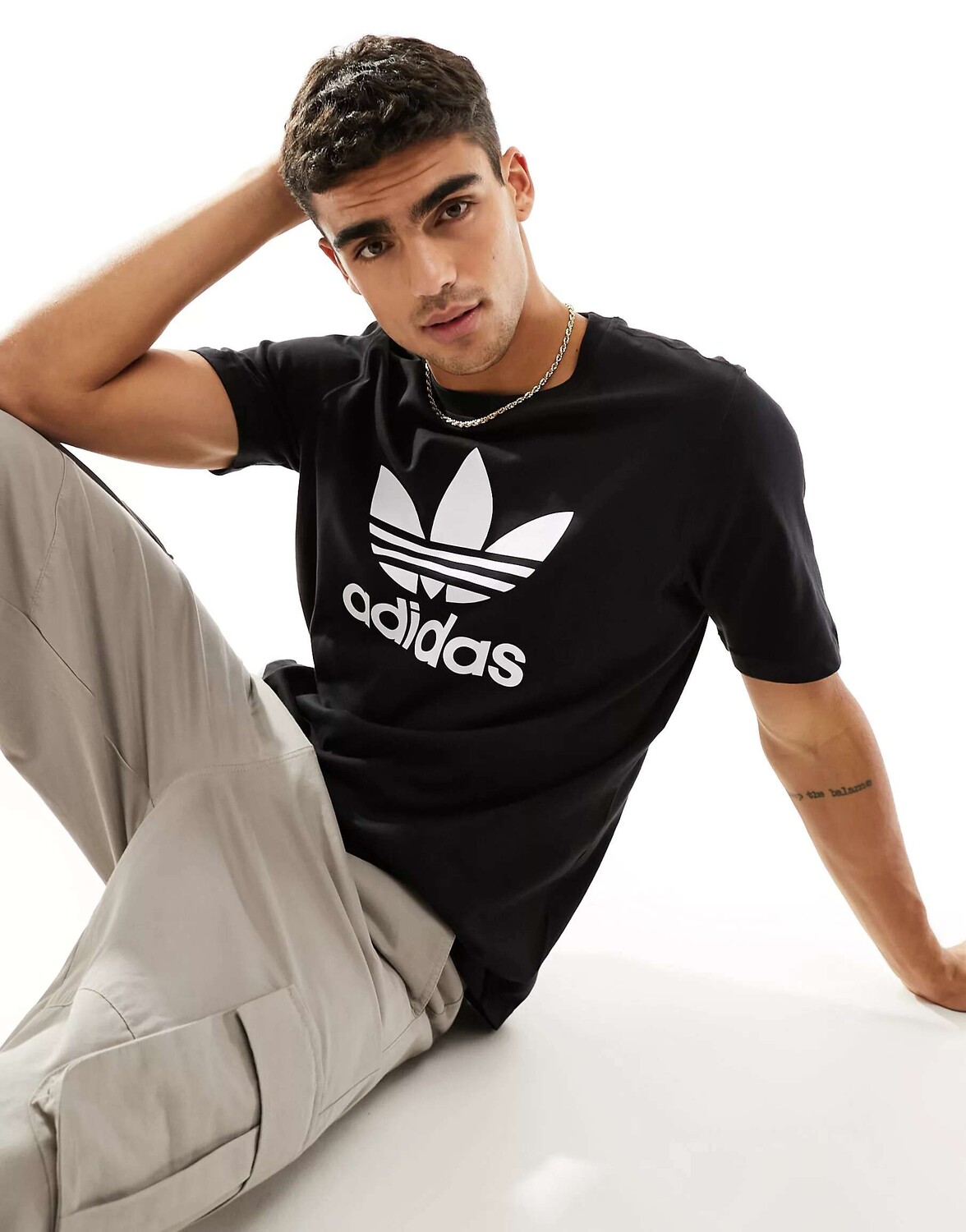 

Черная футболка с большим логотипом в виде трилистника adidas Originals, Черный