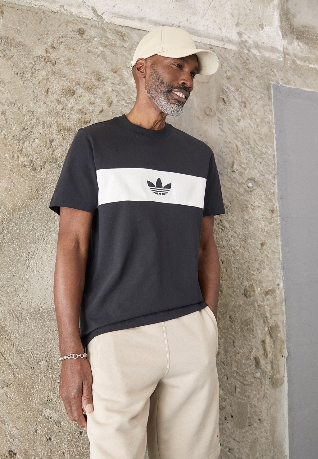

Футболка с принтом adidas Originals, черный