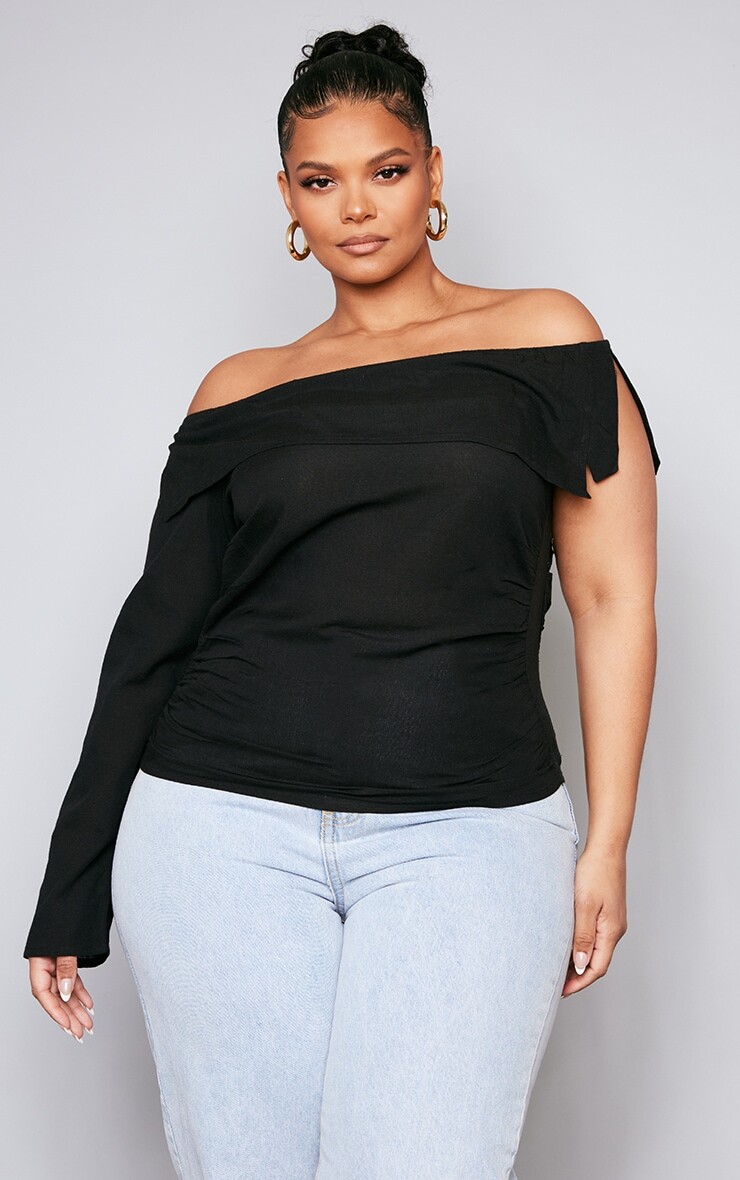 

PrettyLittleThing Черный льняной топ с открытыми плечами на одно плечо Plus