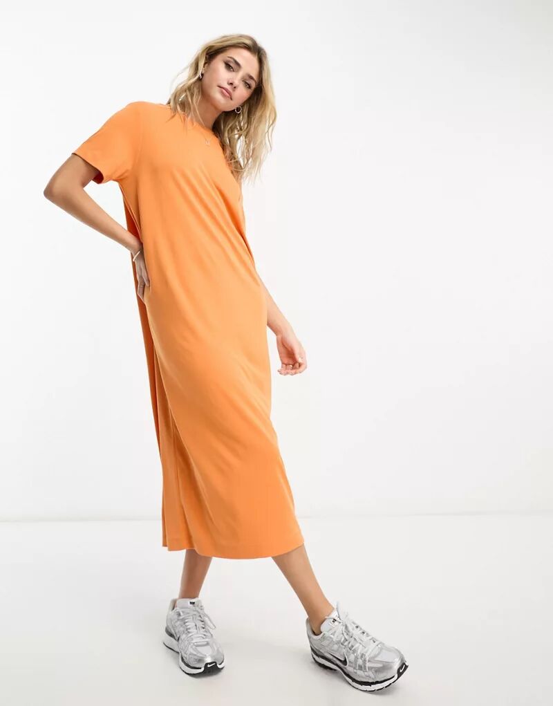 цена Оранжевое платье-футболка миди Monki