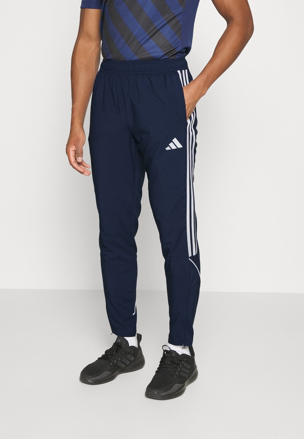 

Спортивные брюки Adidas