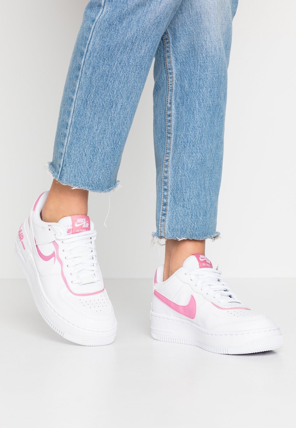

Кроссовки Nike W Af1 Shadow, белый / магический фламинго