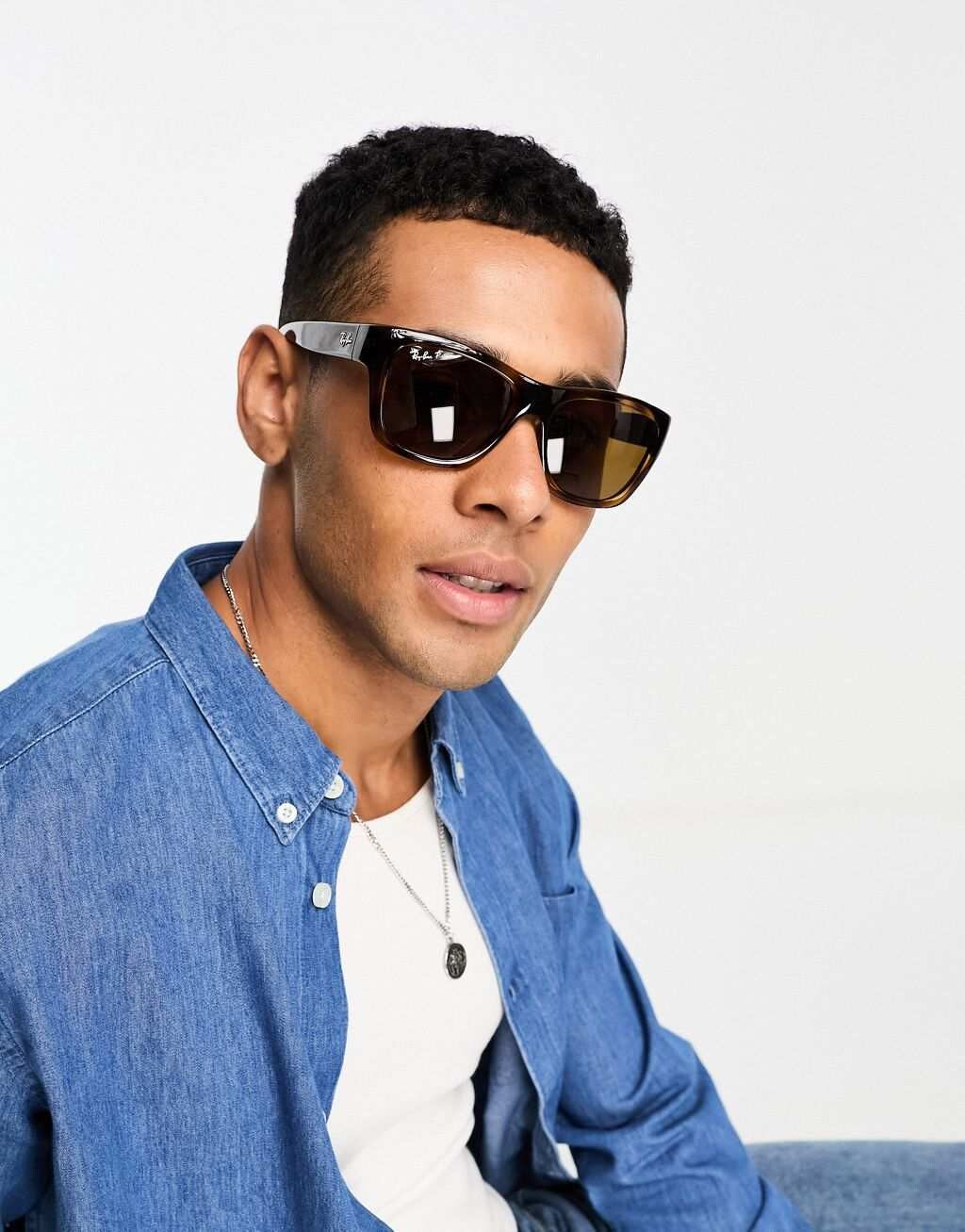 

Классические солнцезащитные очки черепахового цвета Ray-Ban 0RB4194