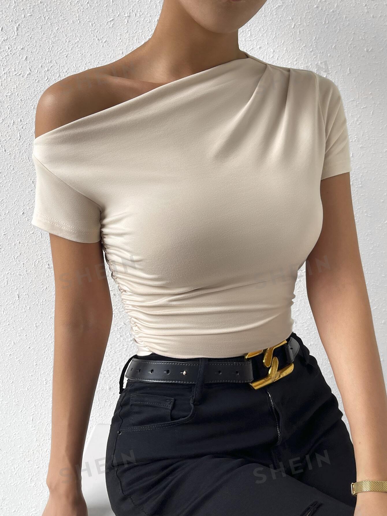 SHEIN Privé Однотонная плиссированная футболка узкого кроя с асимметричным воротником, абрикос