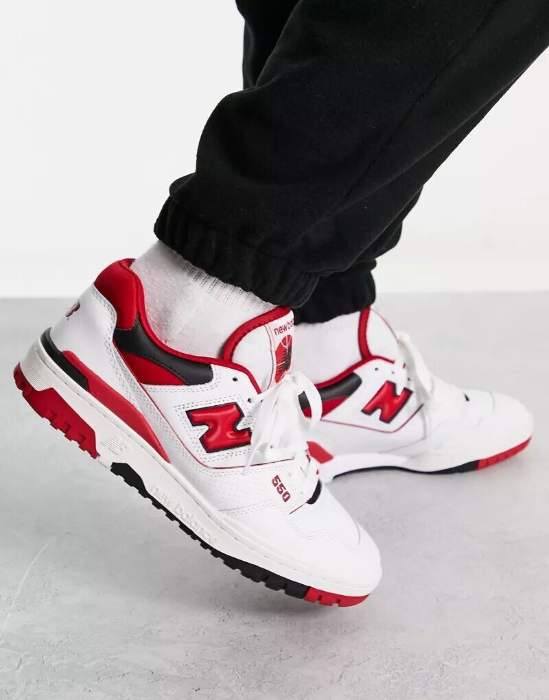 

Белые кроссовки New Balance 550 с красными вставками