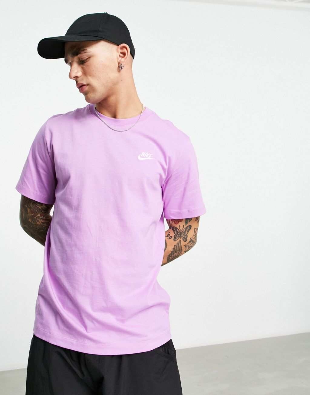

Фиолетовая футболка Nike Club