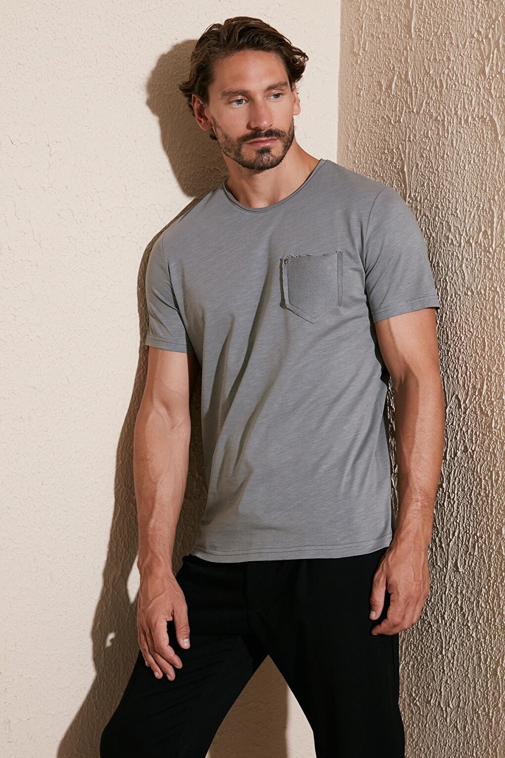 Облегающая футболка из 100 % хлопка с круглым вырезом и карманами 5902000 Buratti, светлый хаки