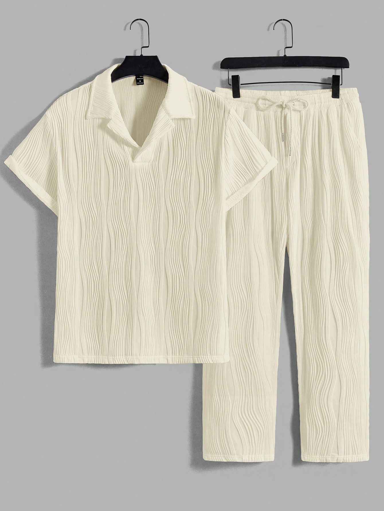 цена Мужской комплект из рубашки и брюк с монохромной текстурой Manfinity Homme, абрикос