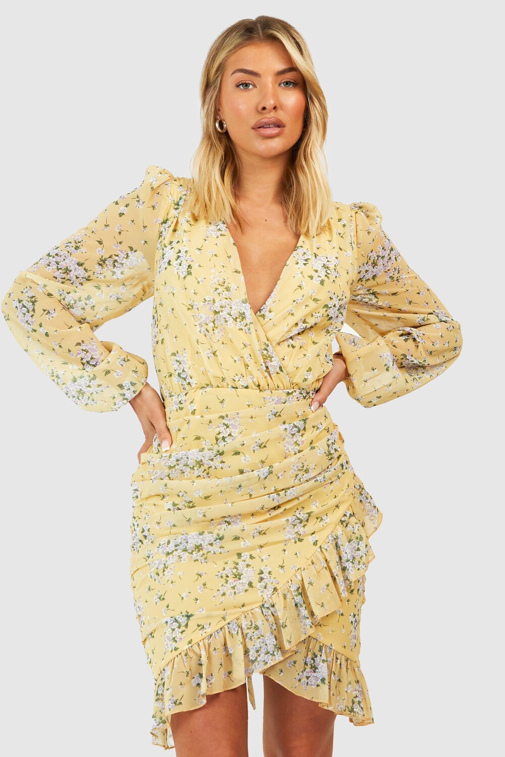 

Мини-платье из шифона с цветочными союзами Boohoo, желтый