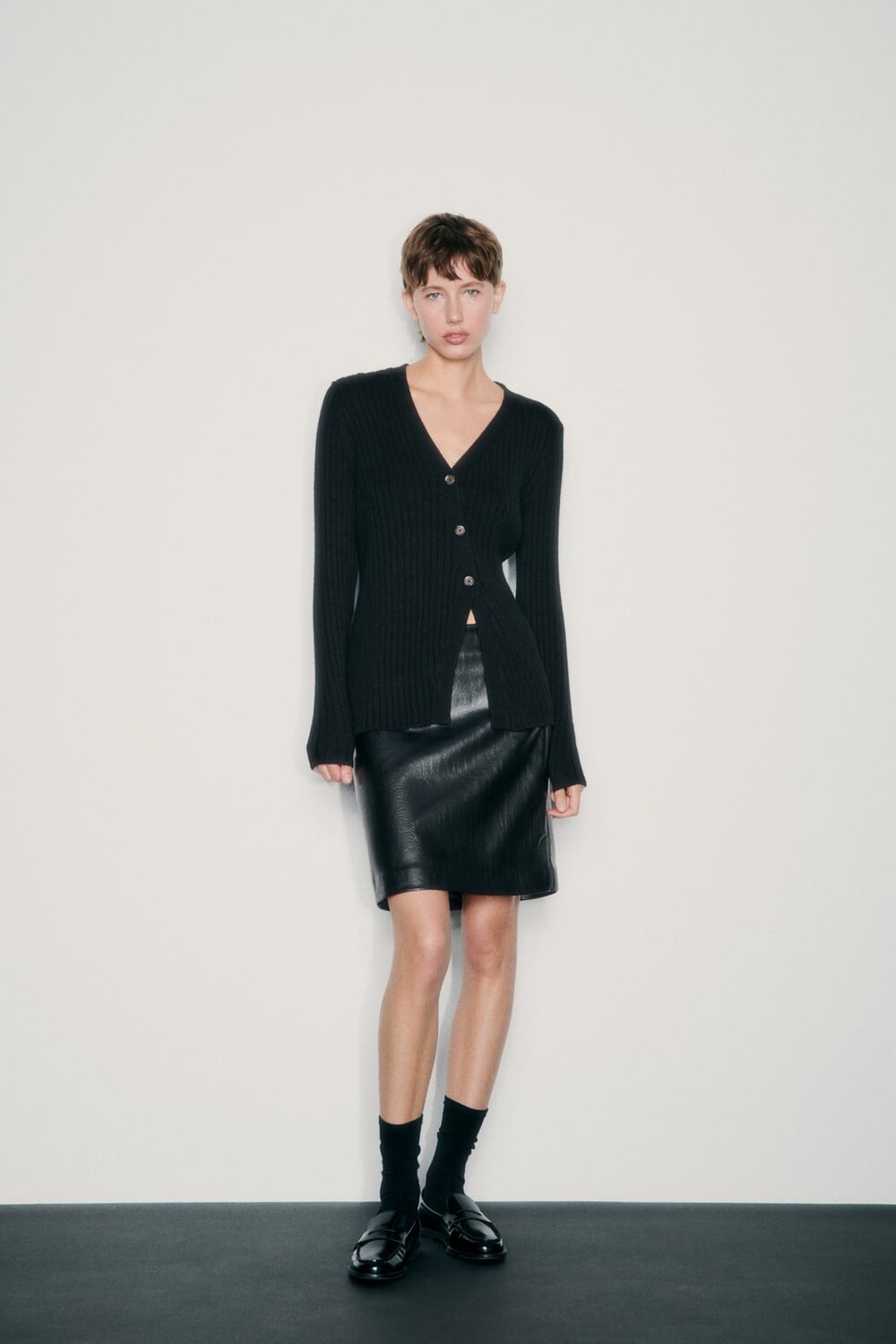 

Кардиган в рубчик с диагональной застежкой ZARA, черный
