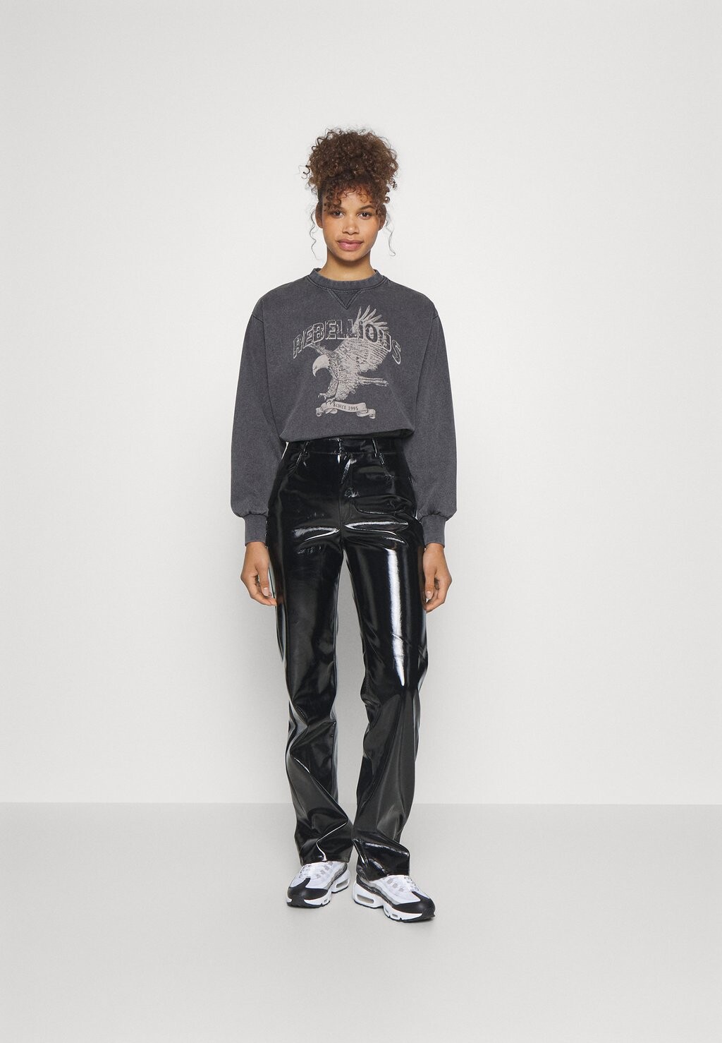 

Брюки ЛАКИРОВАННЫЕ БРЮКИ Gina Tricot, черный
