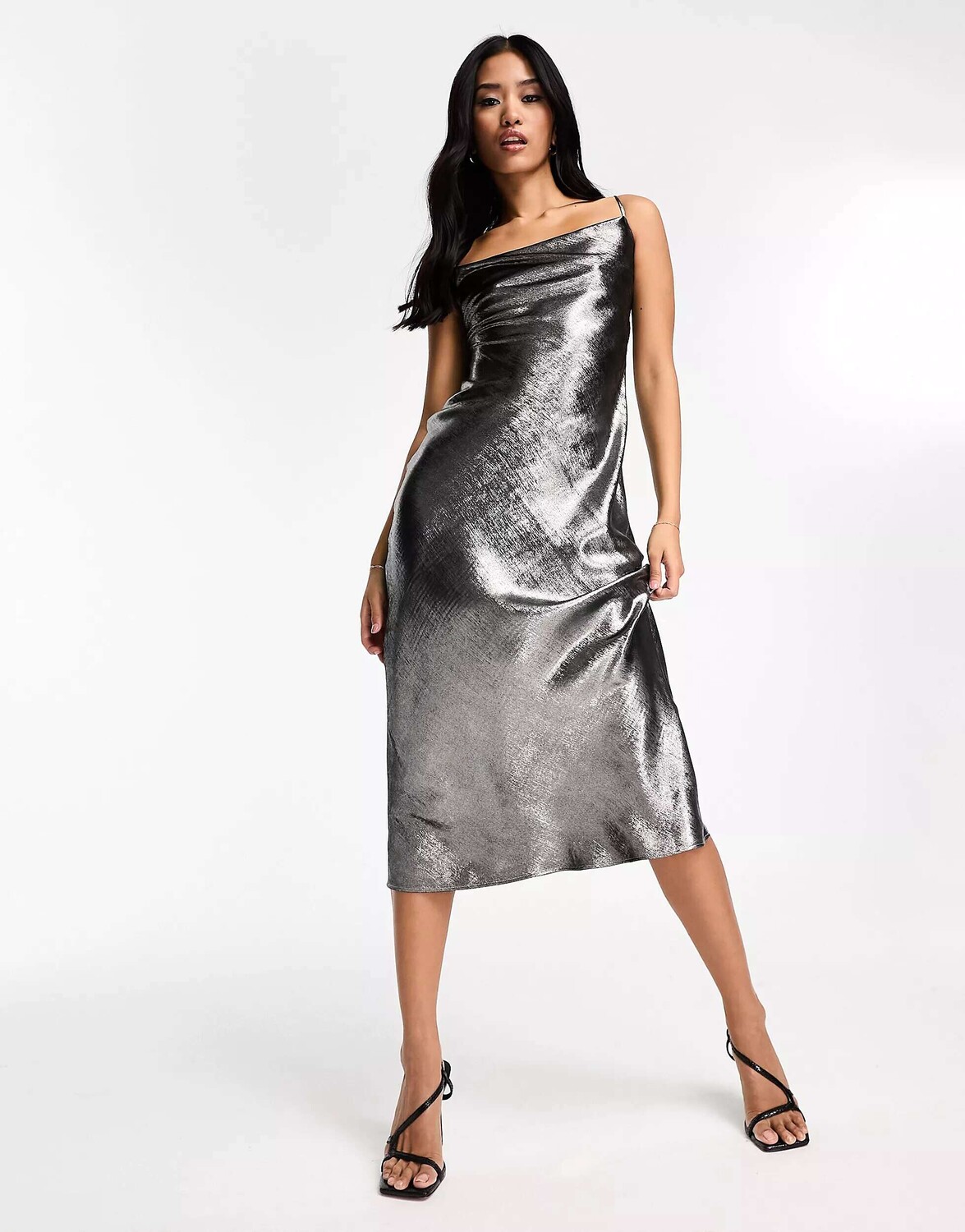 

Серебристое платье макси из фольги с перекрестной спинкой New Look