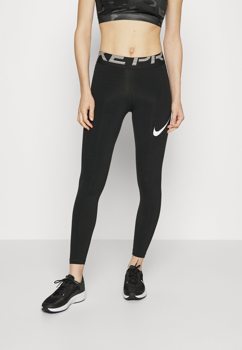 

Тайтсы Nike, черно-белый, Черный