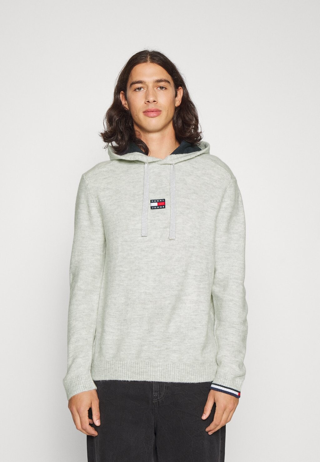 

Свитер BADGE HOODIE Tommy Jeans, серебристо-серый