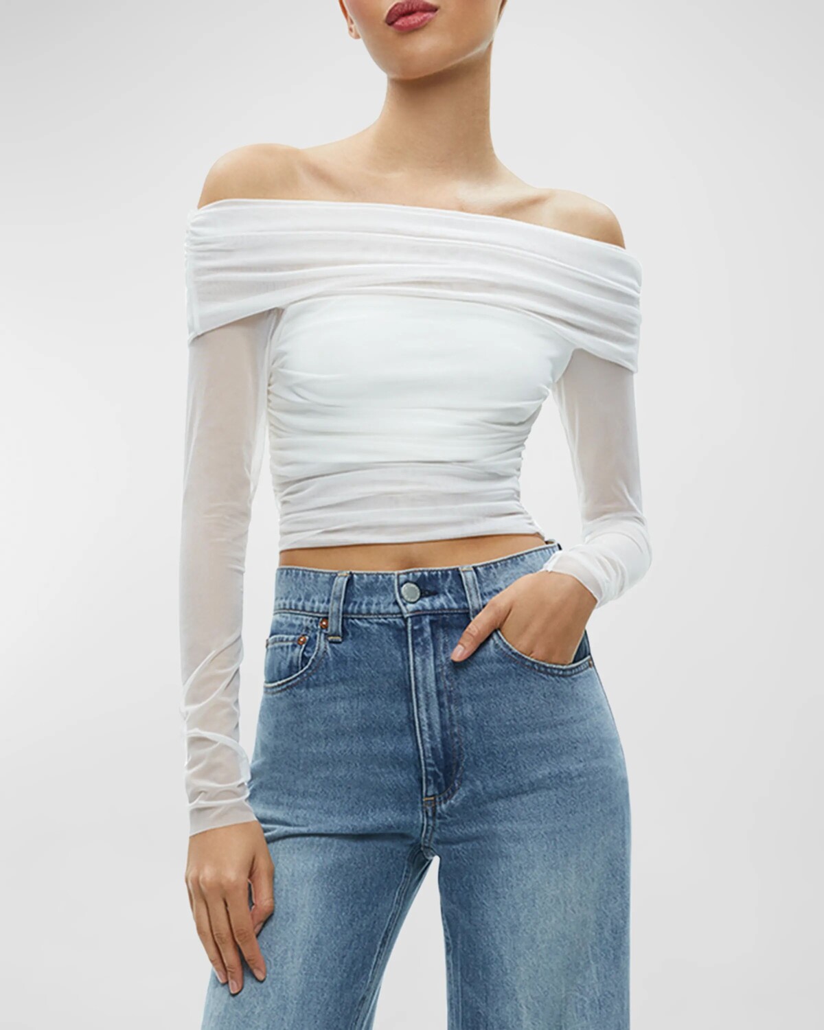 

Топ Isadola с открытыми плечами и сборками Alice + Olivia, цвет Off White