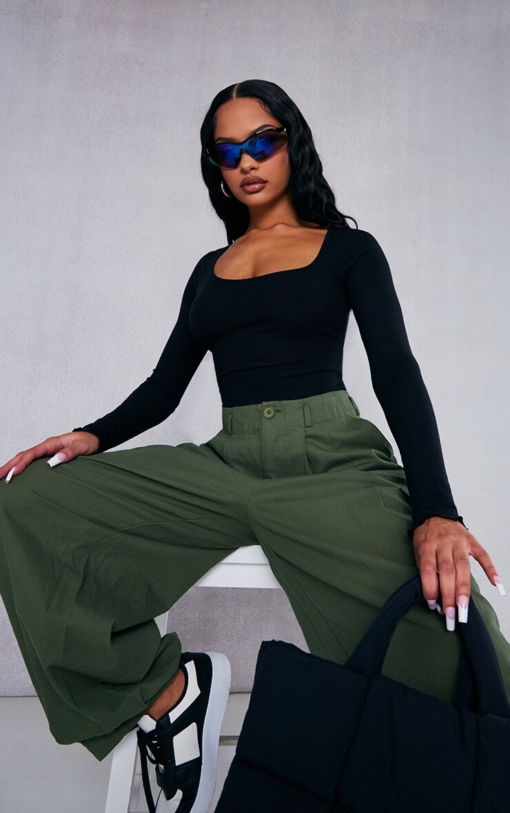 

PrettyLittleThing Черное боди в рубчик с асимметричным вырезом и длинными рукавами