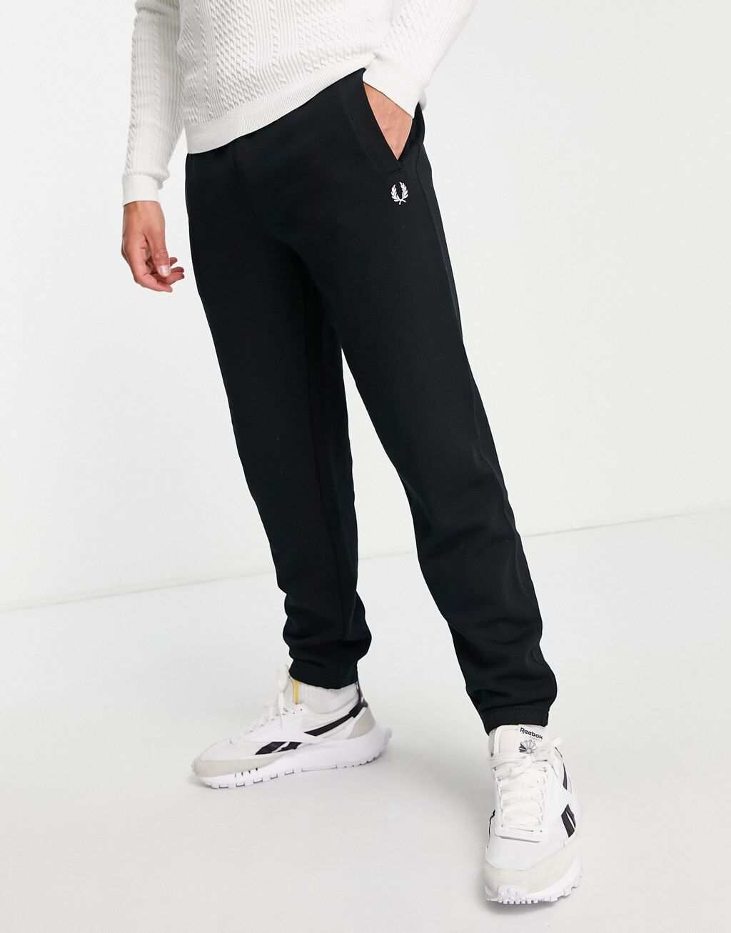 

Черные джоггеры с петлицей Fred Perry