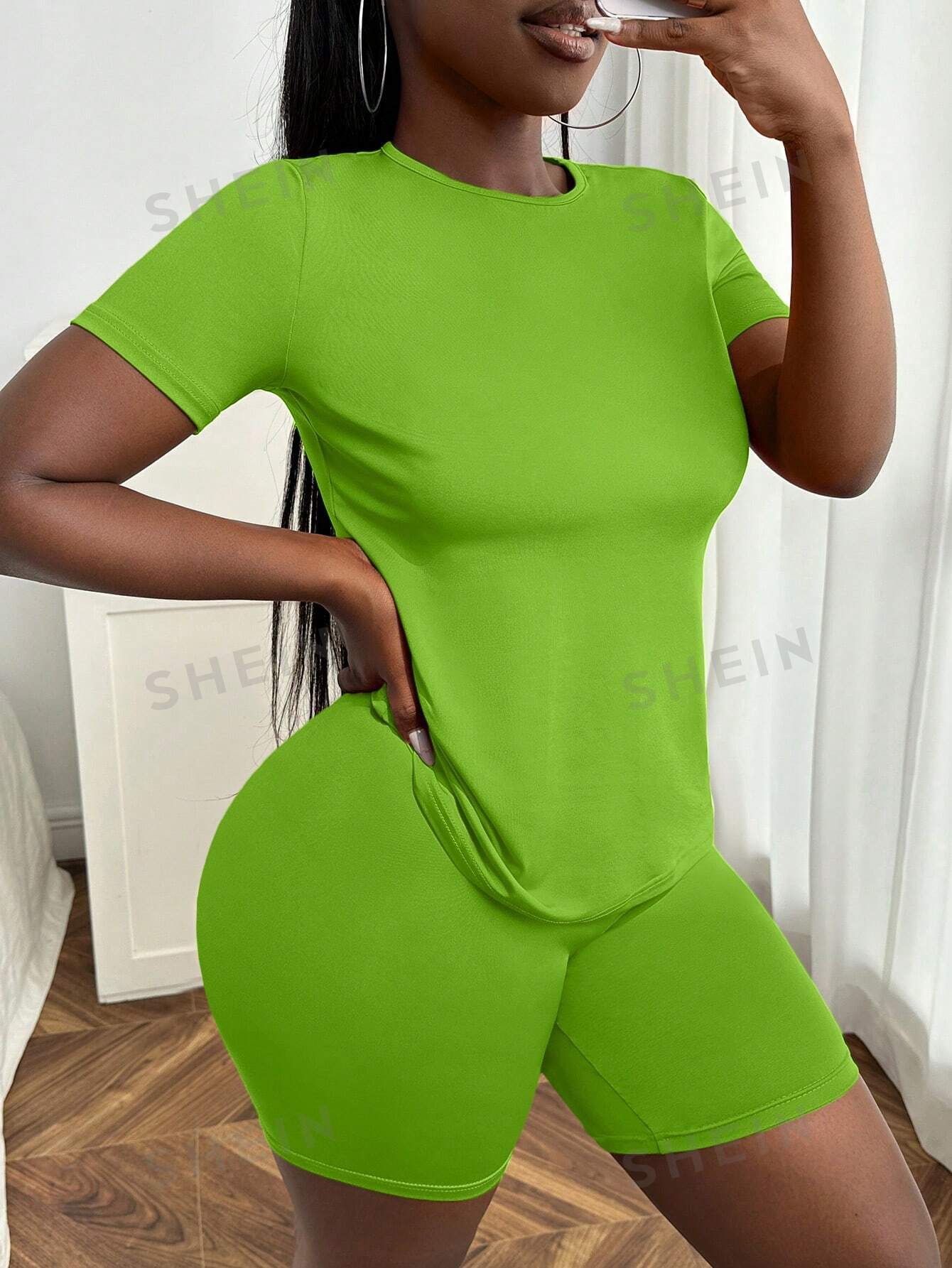 SHEIN Slayr Женский однотонный комплект из футболки и шорт с круглым вырезом и короткими рукавами, зеленый женский облегающий стиль элегантный женский однотонный комплект с v образным вырезом повседневный офисный комплект из двух предметов жен