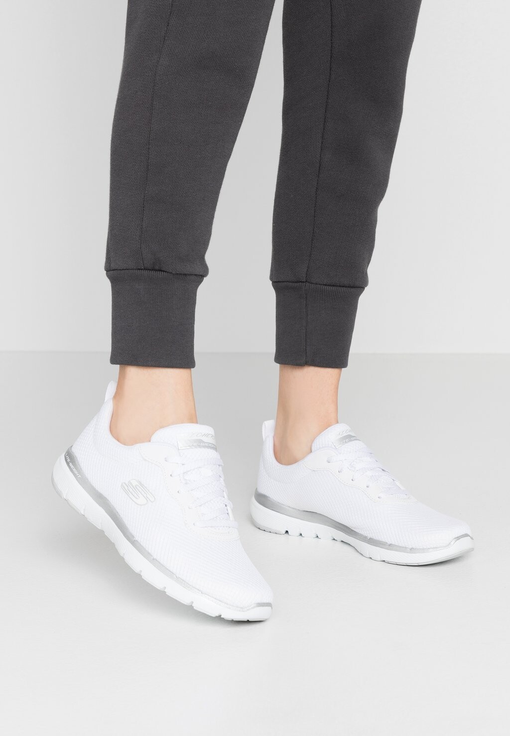 

Кроссовки Skechers