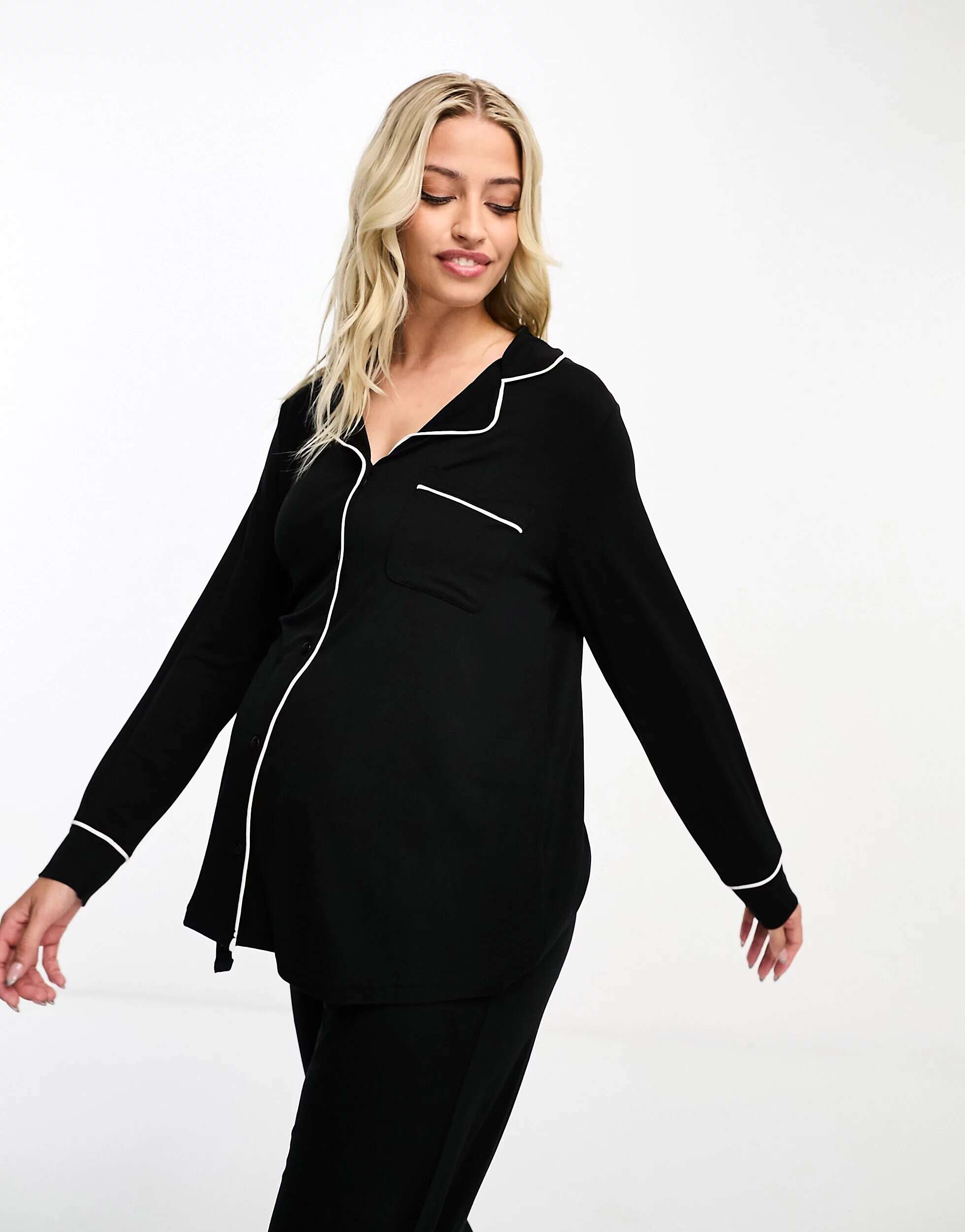цена Черная пижама из вискозной рубашки с длинными рукавами и брюками с контрастной окантовкой ASOS DESIGN Maternity