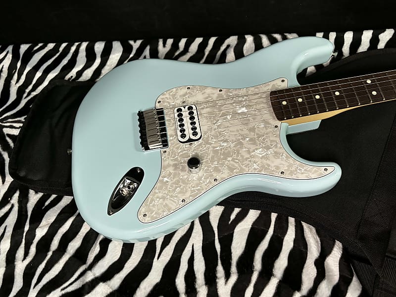 

Электрогитара 2023 Fender Limited Edition Tom DeLonge Signature Stratocaster Daphne Blue 7lbs- Authorized Dealer- In Stock! G01839