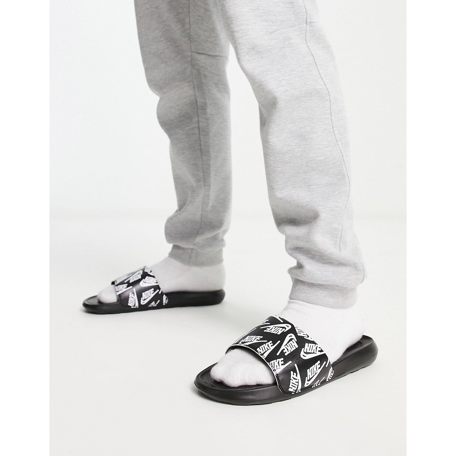

Черные шлепанцы с логотипом Nike Victori One