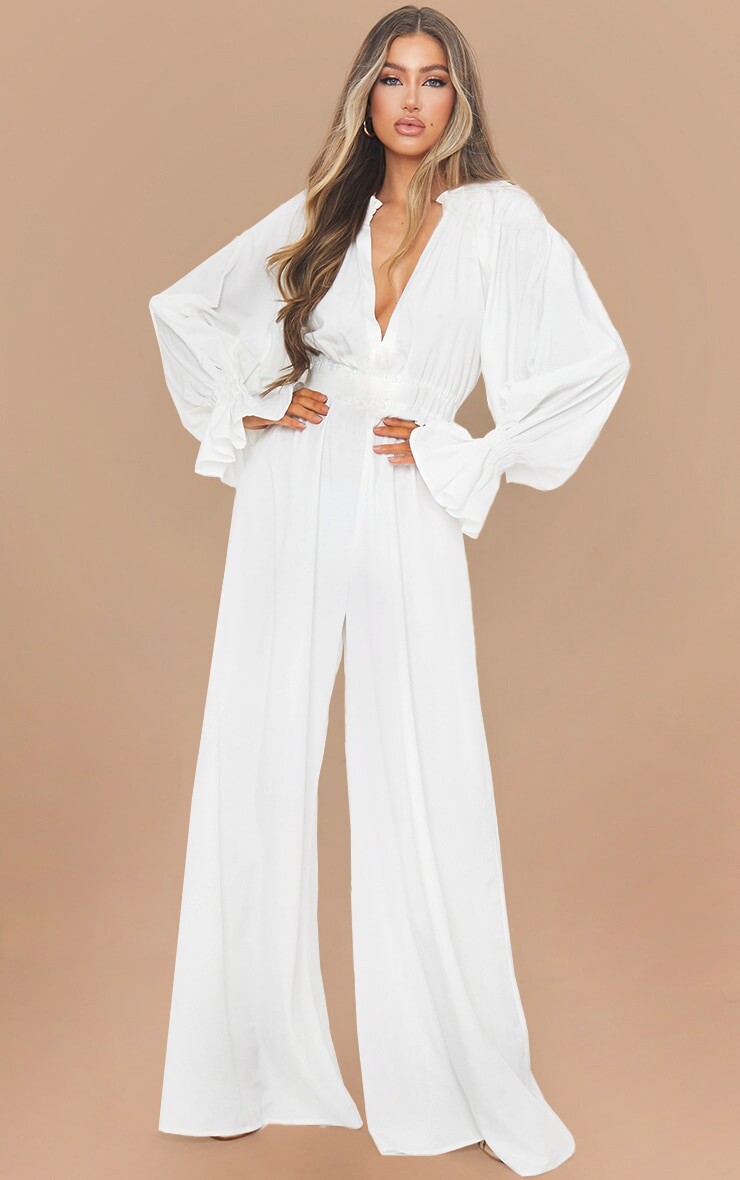

PrettyLittleThing Белый шифоновый комбинезон с гофрированным вырезом и объемными рукавами