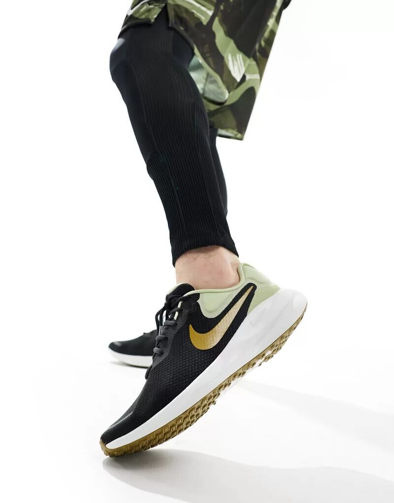 

Черно-золотые кроссовки Nike Revolution 7
