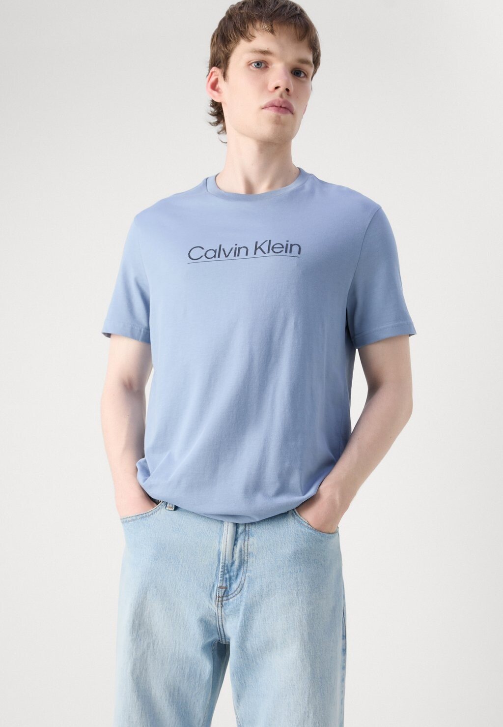 

Футболка с принтом Calvin Klein, светло-голубой