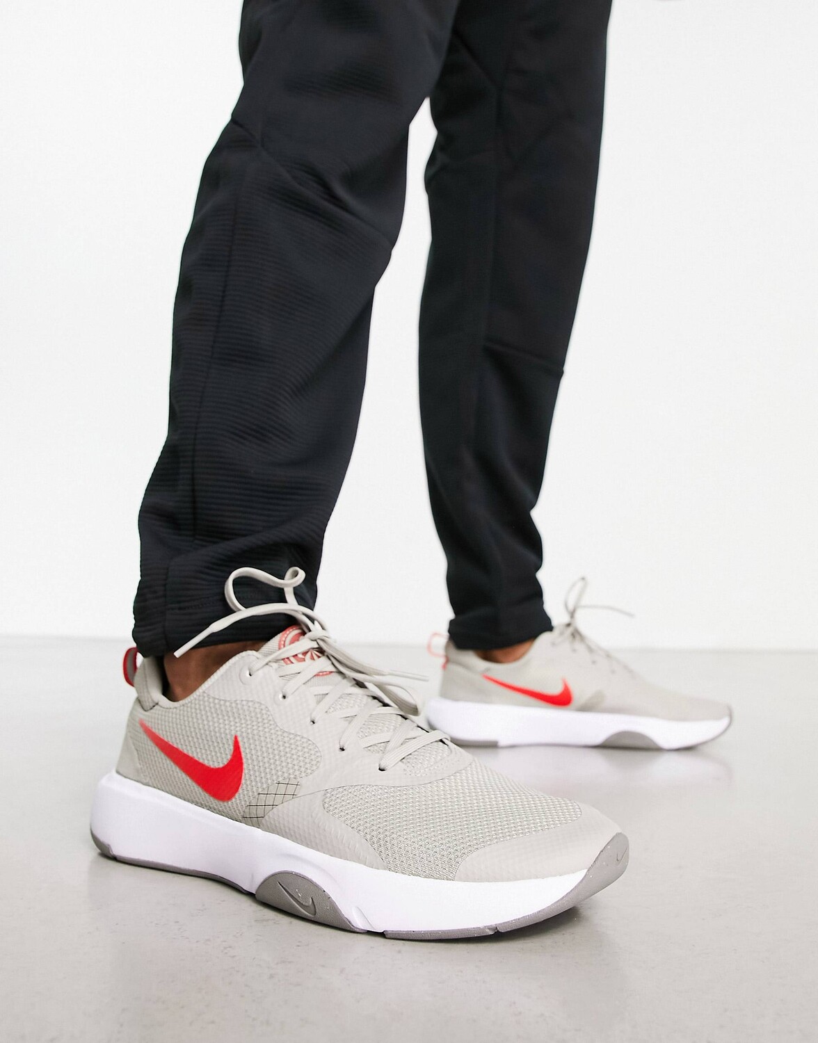 

Серые кроссовки Nike Training City Rep