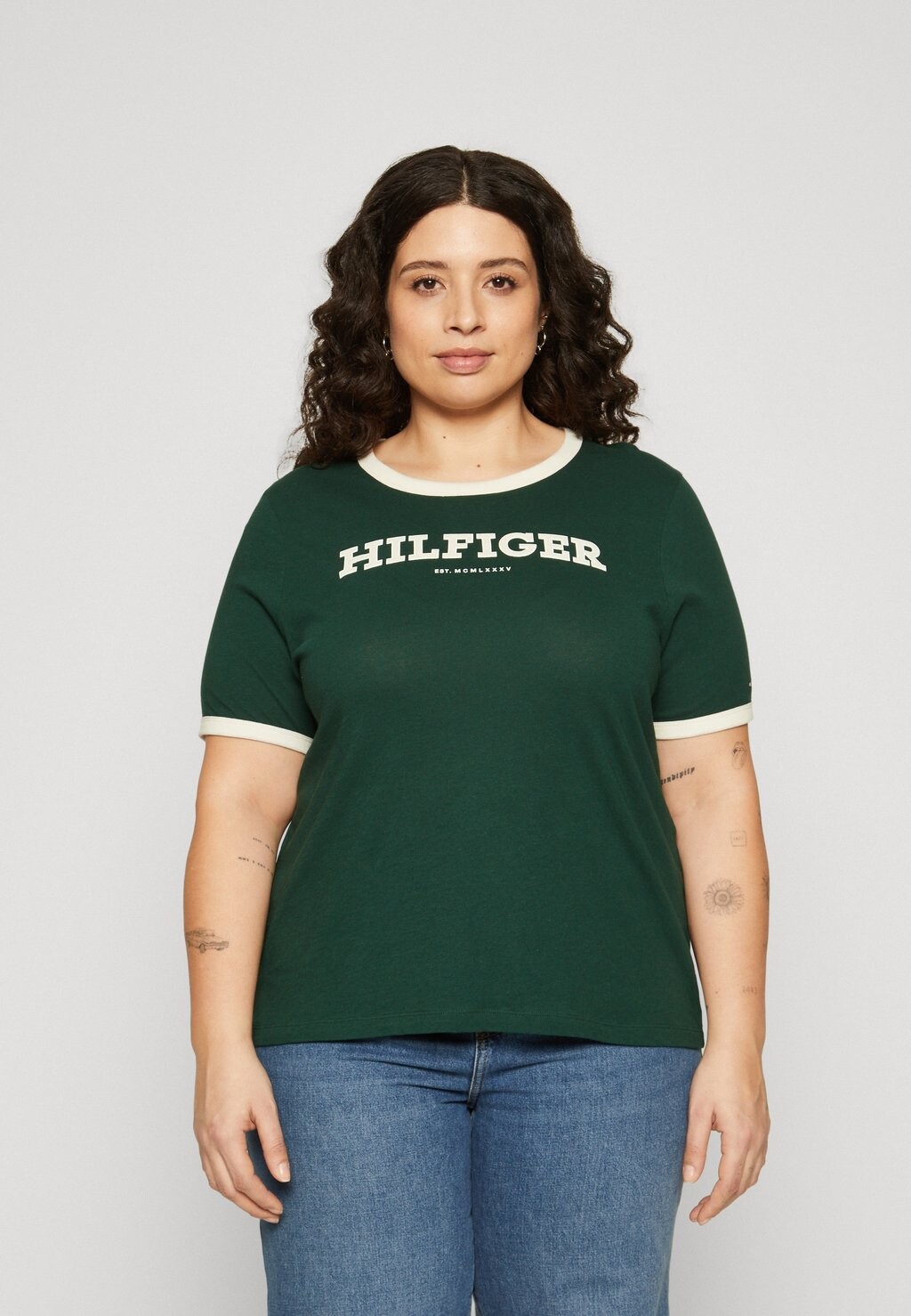 

Футболка с принтом MONOTYPE VARSITY Tommy Hilfiger Curve, цвет hunter