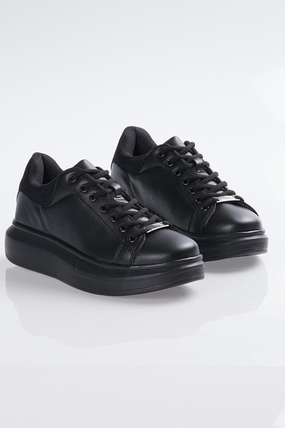 

Черная спортивная обувь унисекс V2alx TONNY BLACK