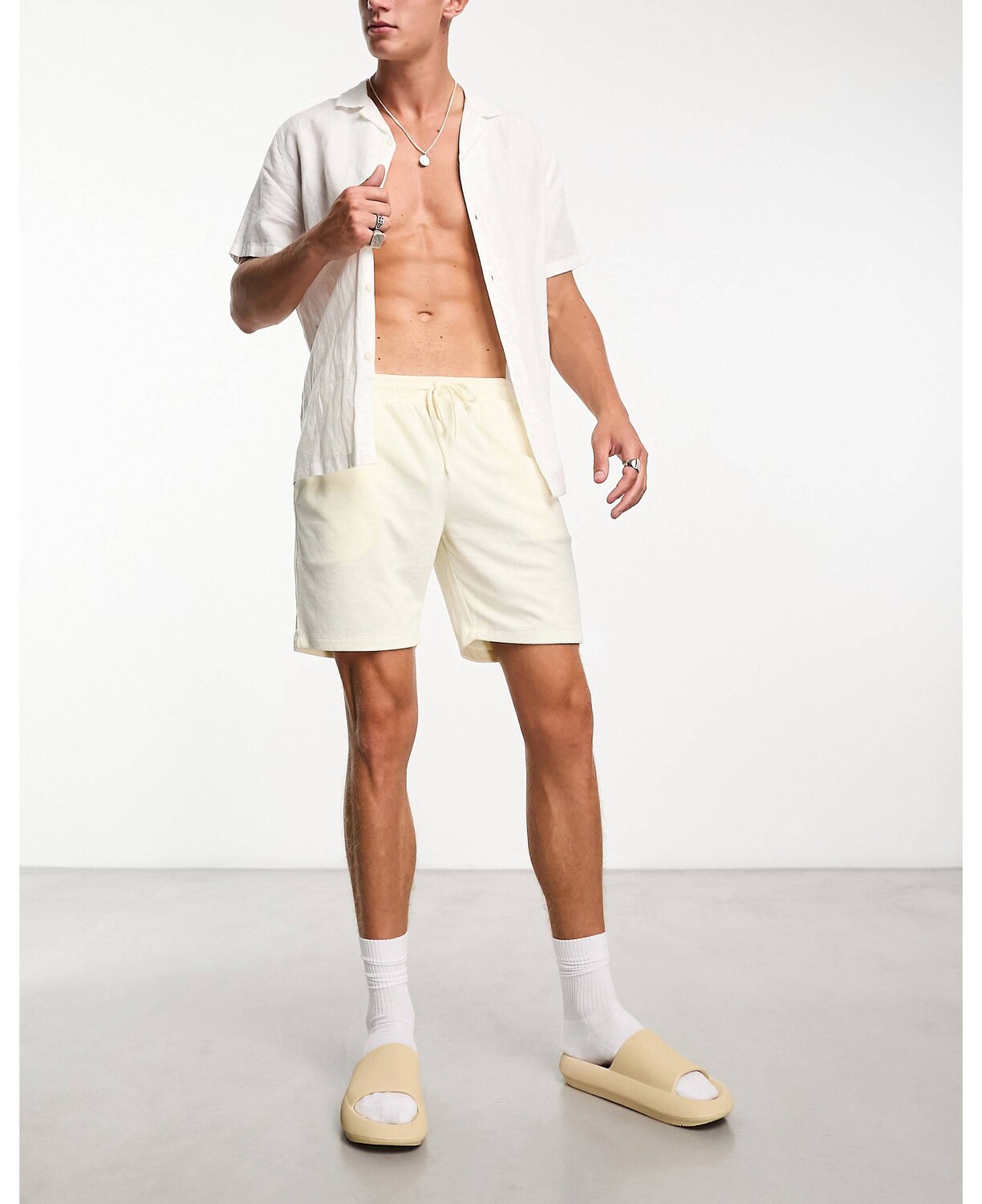 

Белые узкие шорты из мягкого полотенца ASOS DESIGN