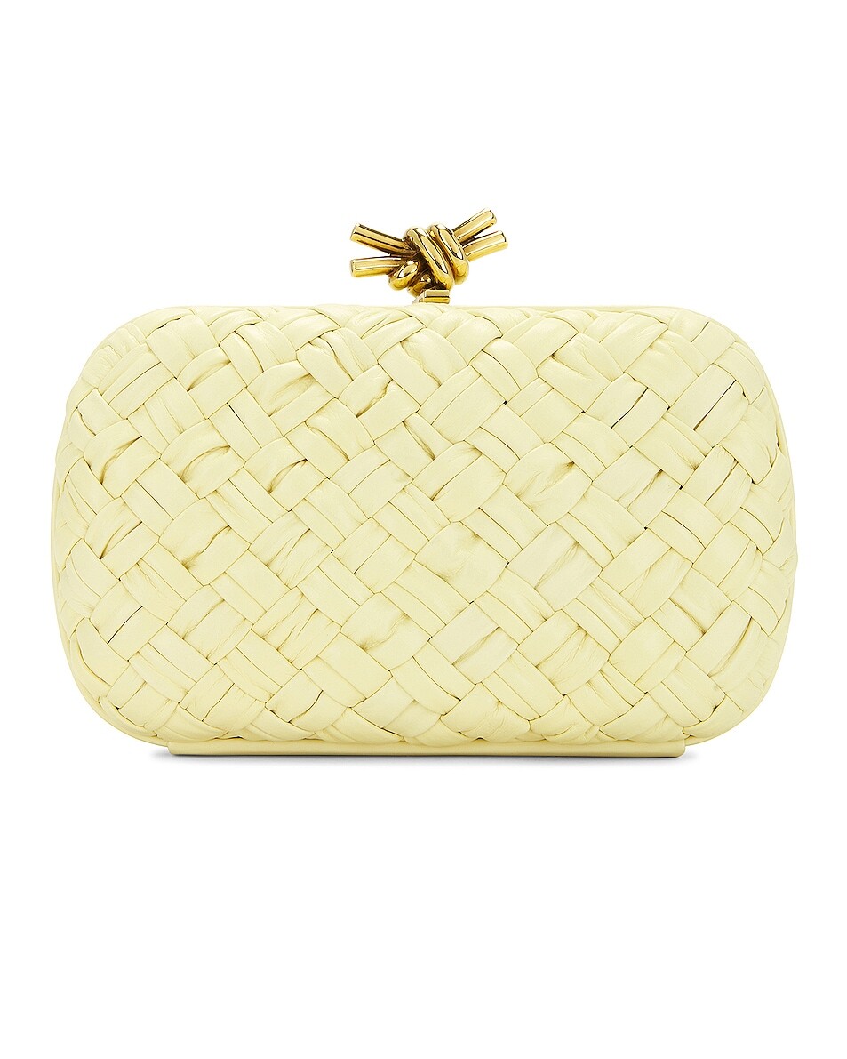 

Сумка-клатч Bottega Veneta Knot Minaudiere, цвет Ice Cream & Muse Brass