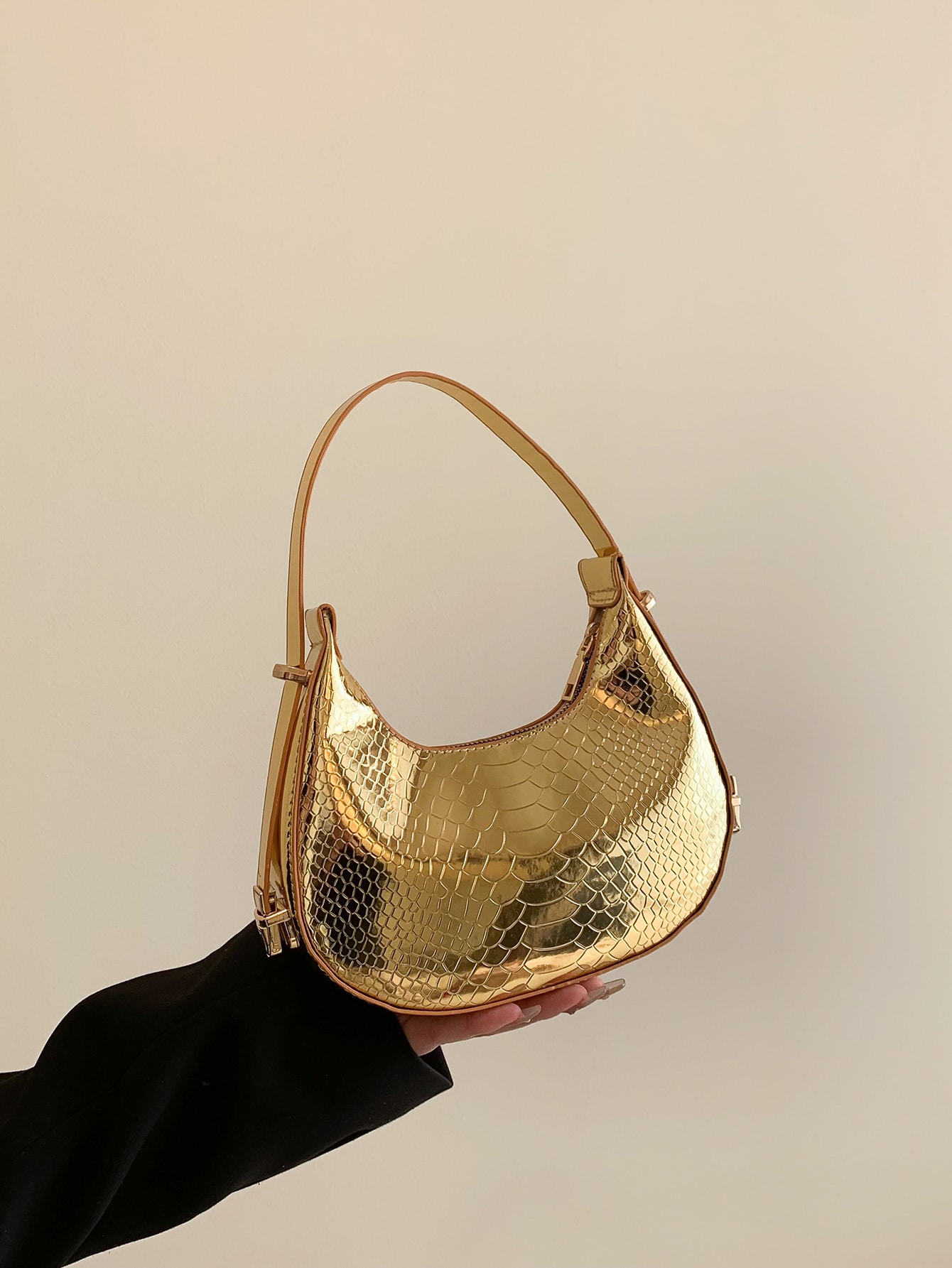 сумка торба силиконовая с тиснением ridlstep Сумка-хобо из металлизированной змеиной кожи с тиснением под крокодила, золото