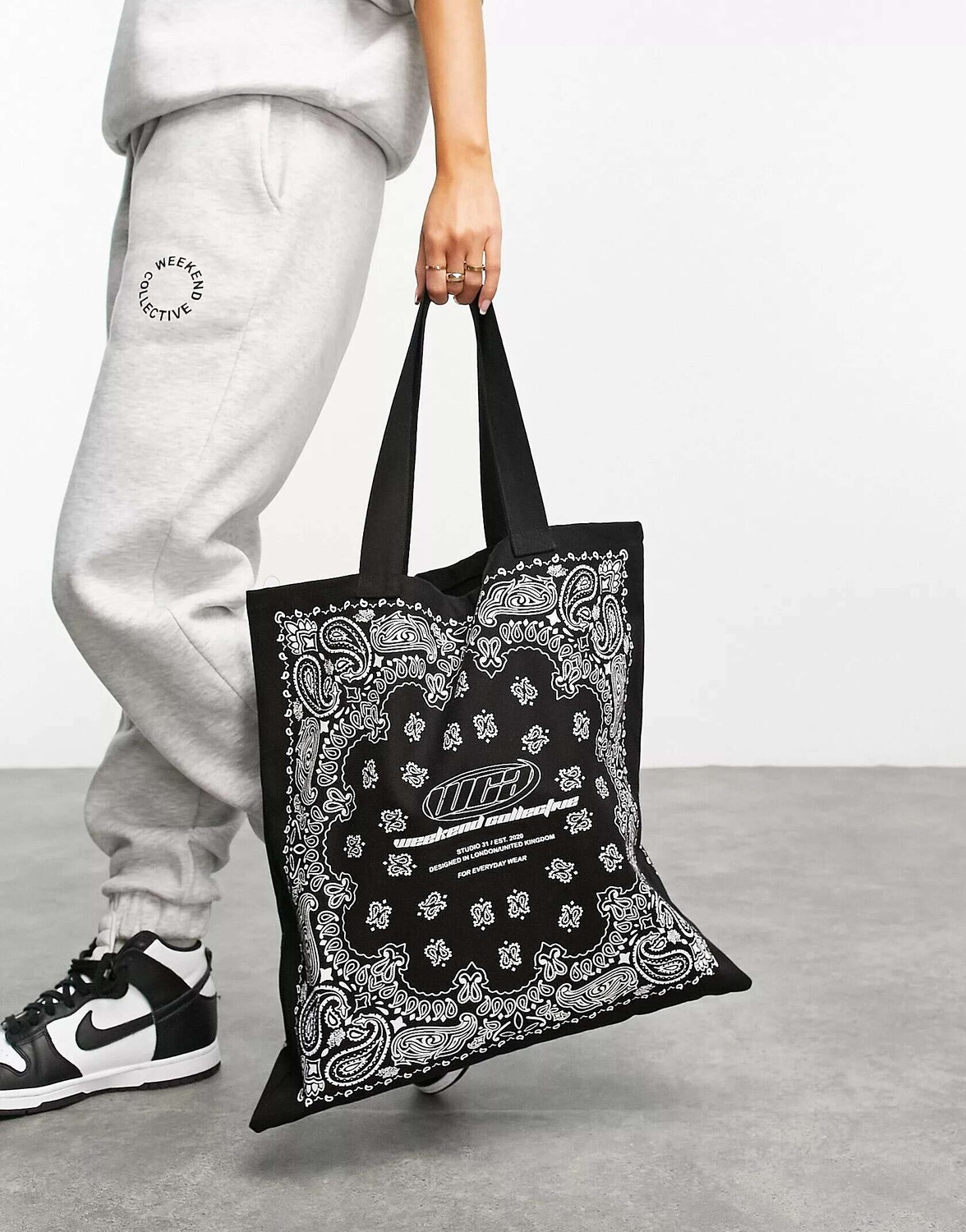 

Сумка-тоут из холщовой ткани ASOS Weekend Collective с принтом бандана