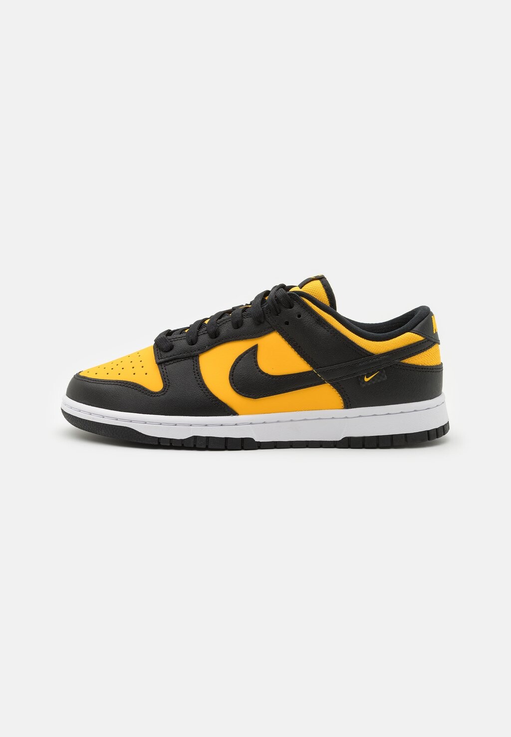 Низкие кроссовки Dunk Nike, цвет black/university gold/white кроссовки tyr lifter цвет black gold squat university