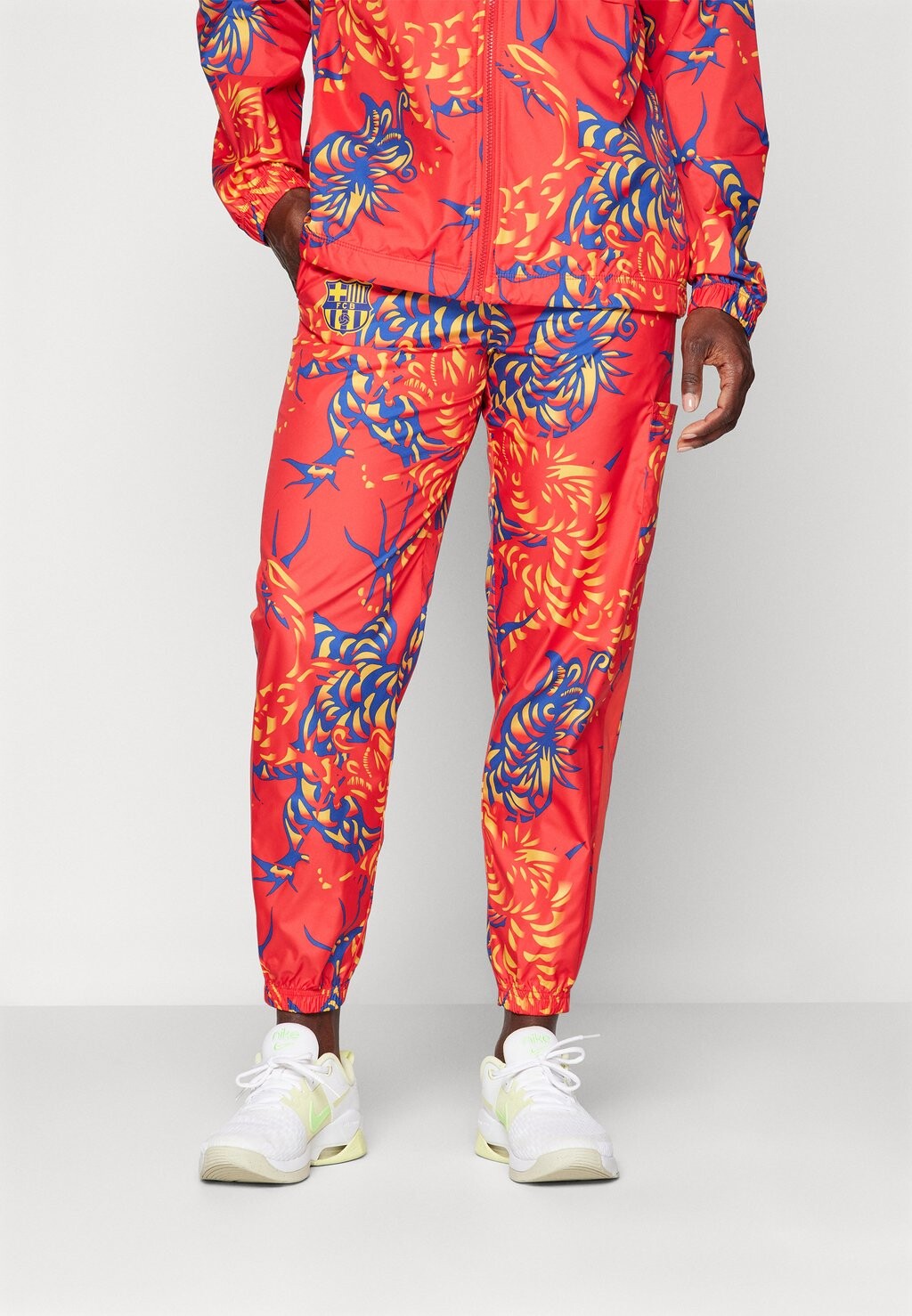 

Брюки с символикой FC BARCELONA ESSENTIAL PANT Nike, цвет university red/university gold