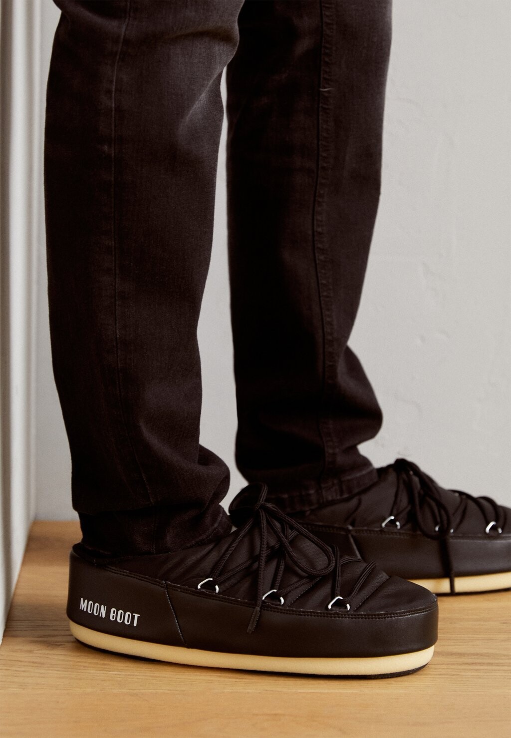 

Тапочки NEW MULE Moon Boot, цвет black